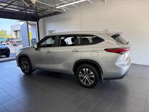 Used 2023 Toyota Highlander XLE AWD/4WD image 5