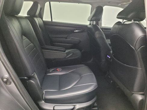 Used 2020 Toyota Highlander XLE FWD image 19