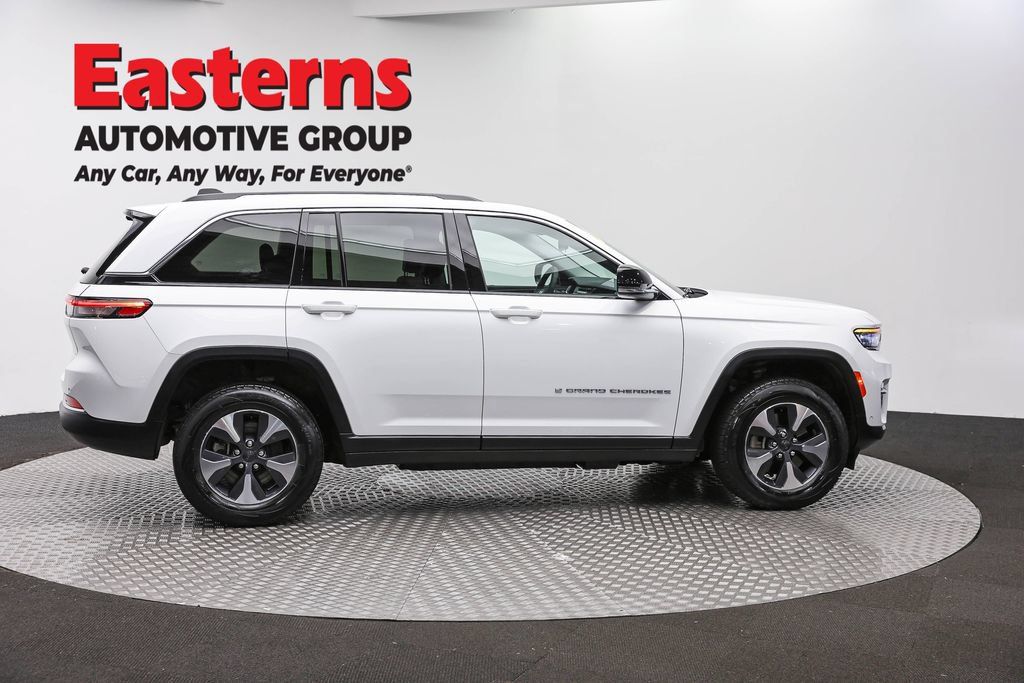 Used 2022 Jeep Grand Cherokee Limited 4xe w/ Luxury Tech Group II AWD/4WD image 4