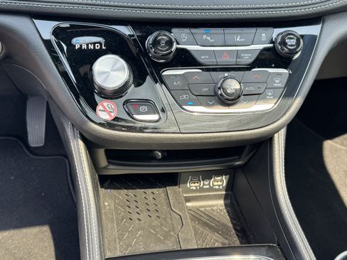 Used 2025 Chrysler Pacifica Limited FWD image 31