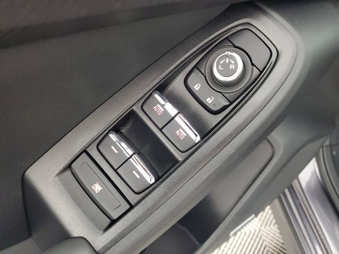 Used 2025 Subaru Crosstrek 2.5i Limited w/ Crosstrek Mirror Package image 30