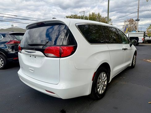 Used 2020 Chrysler Voyager L FWD image 7
