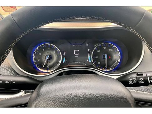 Certified 2025 Chrysler Pacifica Limited FWD image 23