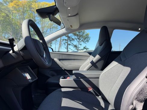 Used 2026 Tesla Model Y 2WD image 11