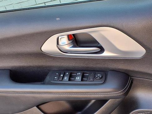 Used 2023 Chrysler Pacifica Touring image 7