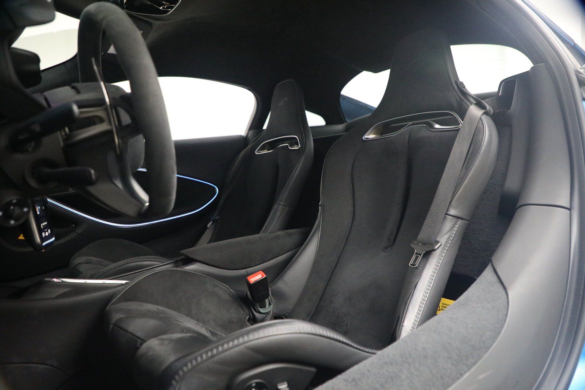 Used 2024 McLaren Artura RWD image 16