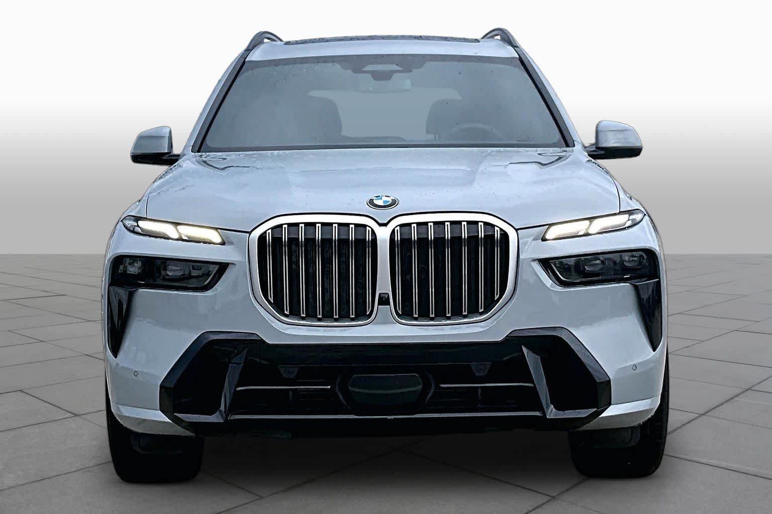 Used 2025 BMW X7 xDrive40i w/ M Sport Package AWD/4WD image 3