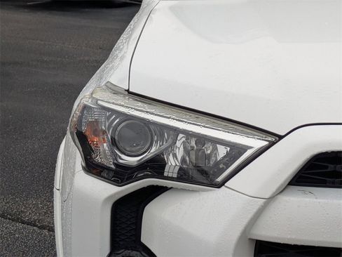 Used 2017 Toyota 4Runner SR5 Premium image 11