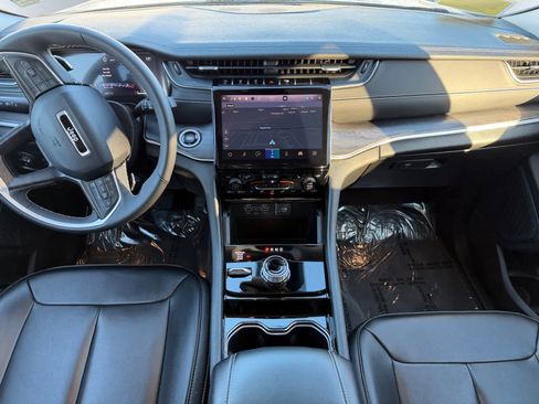Used 2023 Jeep Grand Cherokee Limited image 16