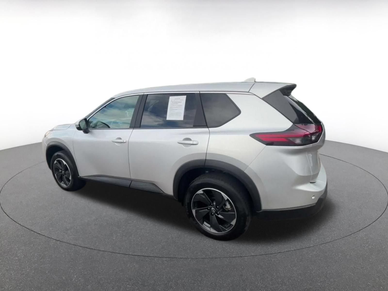 Used 2025 Nissan Rogue SV AWD/4WD image 9