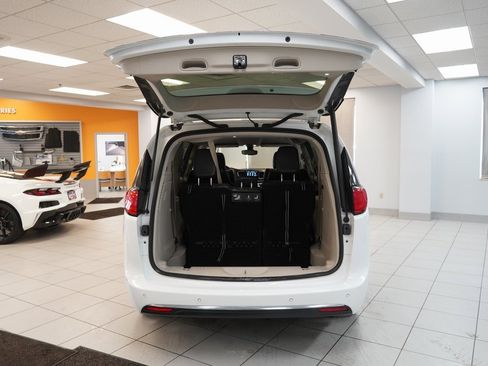 Used 2017 Chrysler Pacifica Touring-L image 9