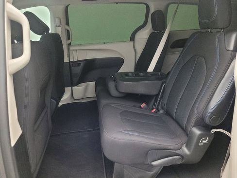 Used 2021 Chrysler Pacifica Touring FWD image 18