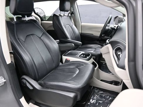 Used 2022 Chrysler Pacifica Touring-L FWD image 49