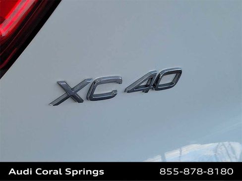 Used 2020 Volvo XC40 T4 Momentum image 7