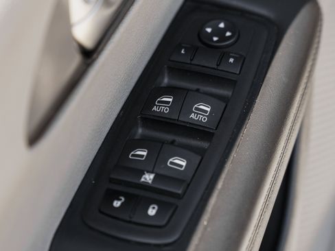 Used 2024 Chrysler Pacifica Touring-L FWD image 22