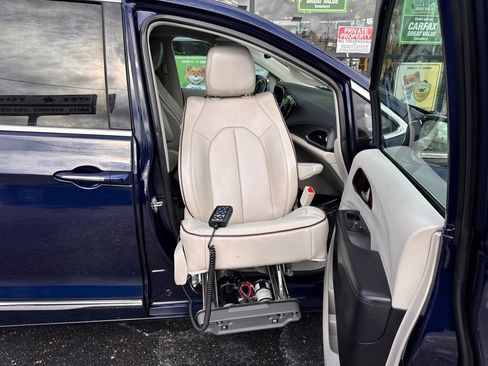 Used 2017 Chrysler Pacifica Limited image 27