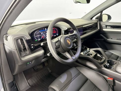Certified 2026 Porsche Cayenne AWD/4WD image 4
