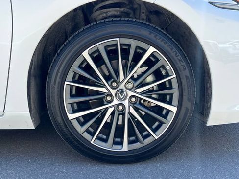 Used 2025 Lexus ES 300h w/ Premium Package FWD image 10