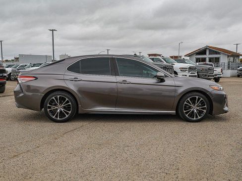 Used 2018 Toyota Camry SE FWD image 3
