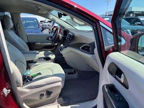 Used 2020 Chrysler Pacifica Touring-L Plus w/ Tire & Wheel Group FWD image 12