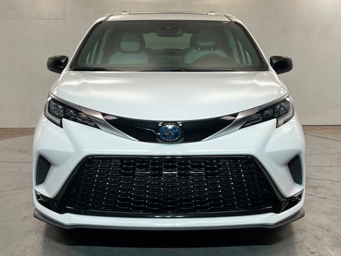 Used 2023 Toyota Sienna XSE w/ XSE Plus Package FWD image 8