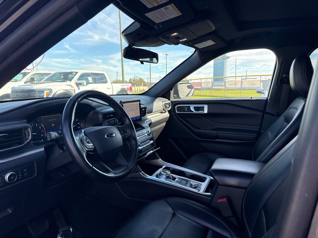 Used 2020 Ford Explorer XLT w/ Equipment Group 202A AWD/4WD image 11