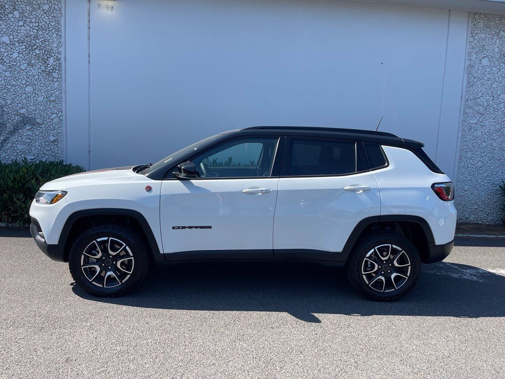 Used 2025 Jeep Compass Trailhawk AWD/4WD image 3