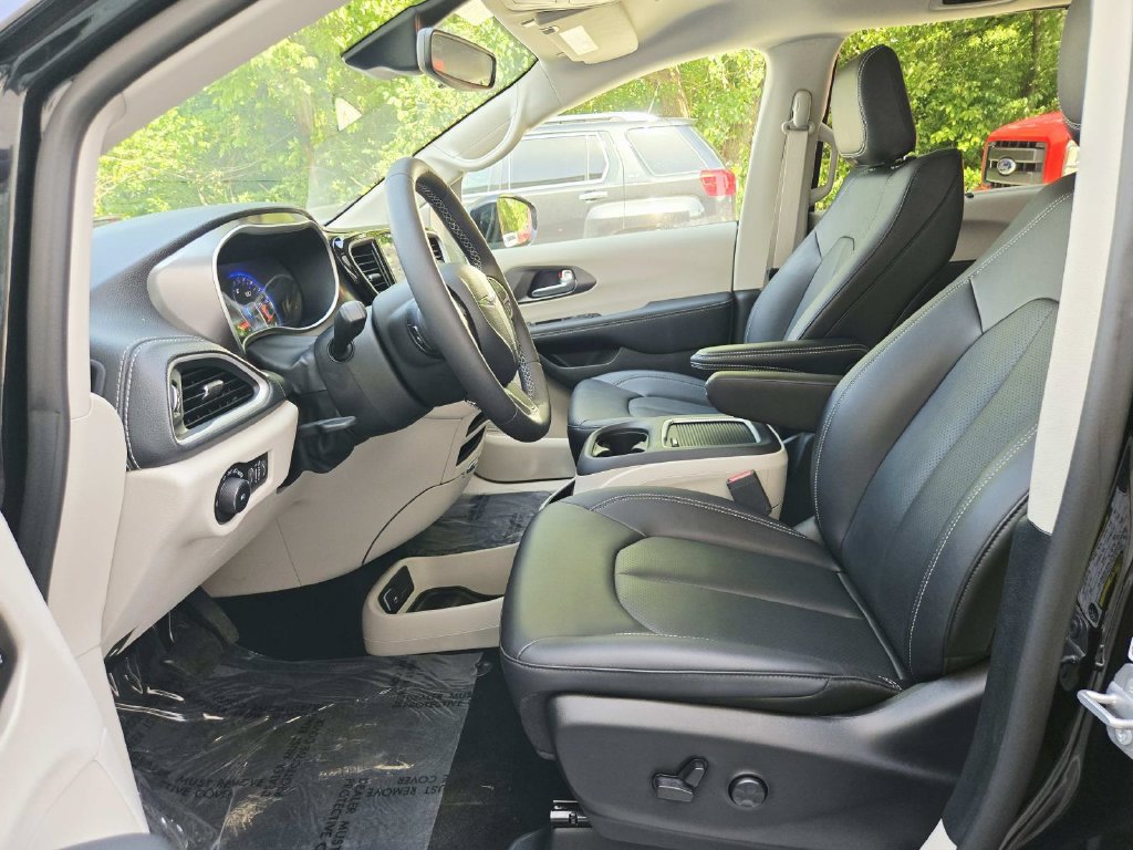 Used 2024 Chrysler Pacifica Touring-L w/ Road Tripper Package FWD image 11