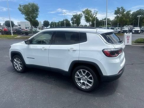 Used 2023 Jeep Compass Latitude AWD/4WD image 5