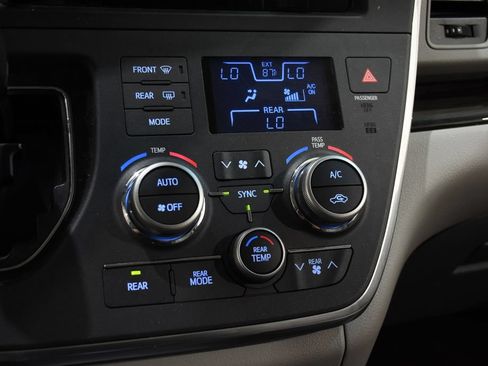 Used 2015 Toyota Sienna XLE Premium FWD image 19