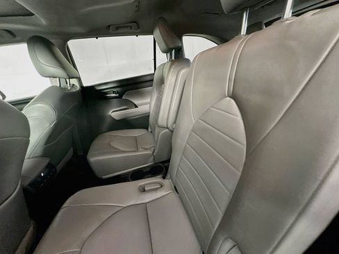 Used 2022 Toyota Highlander XLE AWD/4WD image 21