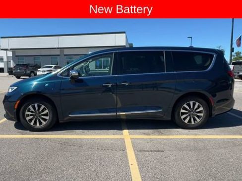 Used 2023 Chrysler Pacifica Limited FWD image 5