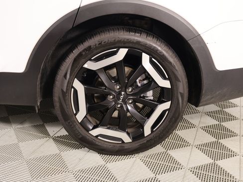 Used 2024 Kia Telluride EX w/ EX Captain's Chair Package FWD image 21