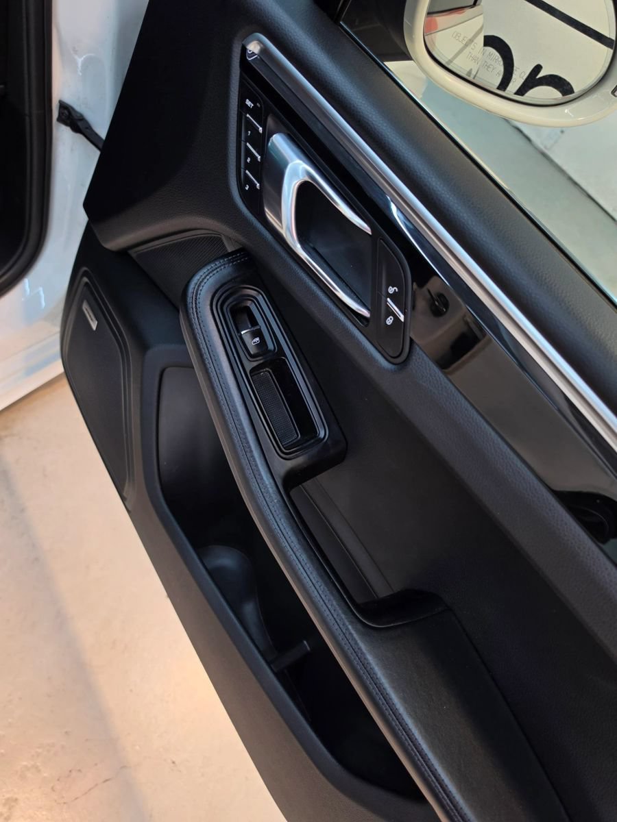 Used 2018 Porsche Macan Turbo w/ Premium Package Plus AWD/4WD image 32