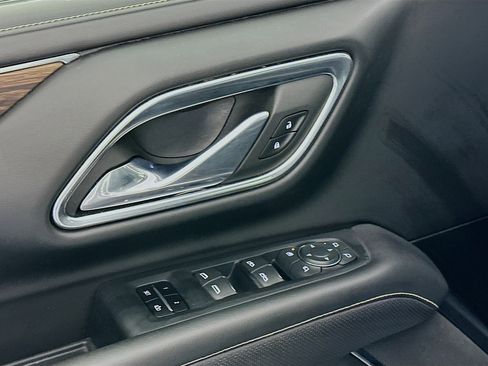 Used 2023 Chevrolet Suburban Premier image 15