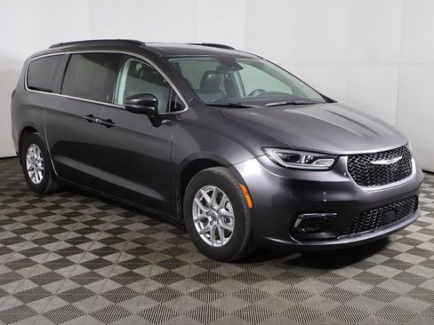 Used 2022 Chrysler Pacifica Touring-L image 52