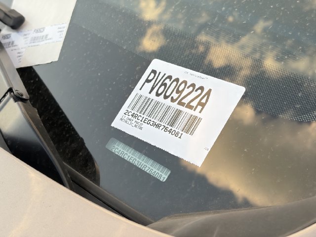 Used 2017 Chrysler Pacifica Touring-L Plus FWD image 12