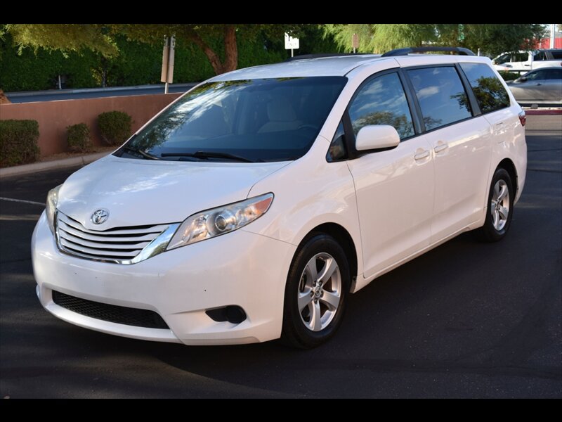 Used 2017 Toyota Sienna LE FWD image 3