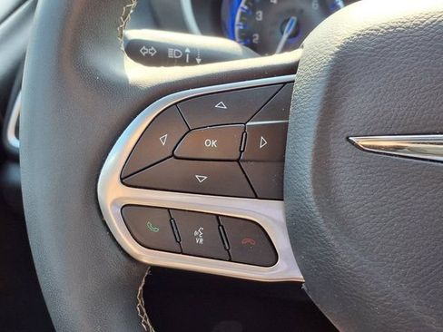 Used 2025 Chrysler Pacifica Select FWD image 16