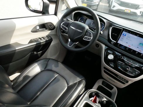 Used 2023 Chrysler Pacifica Touring-L FWD image 9