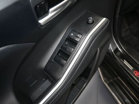 Used 2023 Toyota Highlander XLE image 14