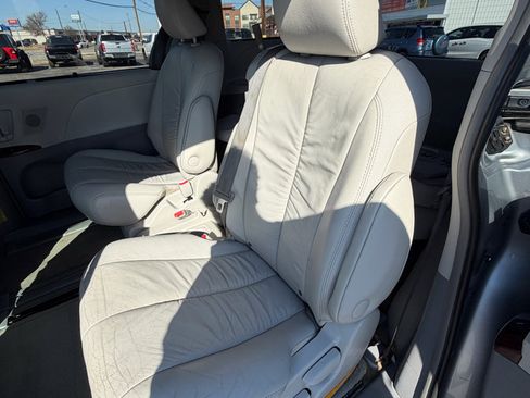 Used 2012 Toyota Sienna XLE image 12