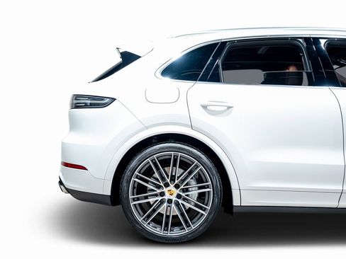 Used 2021 Porsche Cayenne Turbo image 19
