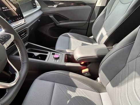 New 2026 Volkswagen Tiguan SE image 9