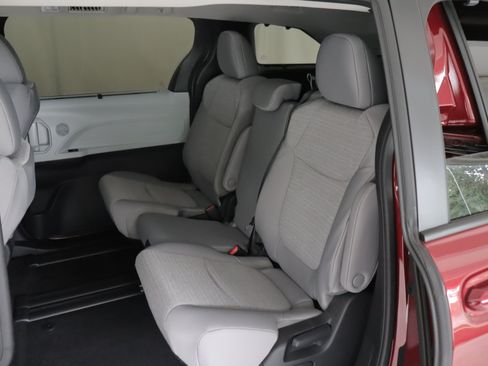 Used 2026 Toyota Sienna LE FWD image 8