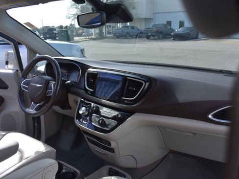 Used 2020 Chrysler Pacifica Touring-L Plus w/ Tire & Wheel Group image 35