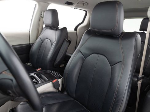 Used 2018 Chrysler Pacifica Touring-L w/ Premium Audio Group FWD image 22