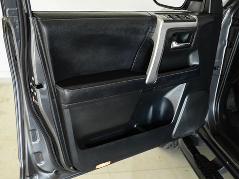 Used 2018 Toyota 4Runner SR5 Premium AWD/4WD image 37