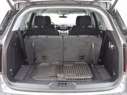 Used 2024 Ford Explorer XLT image 17