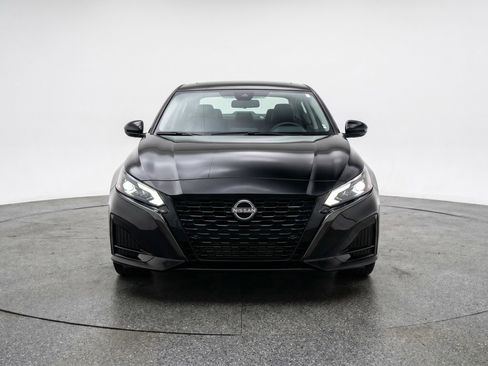 Used 2025 Nissan Altima 2.5 SV FWD image 2